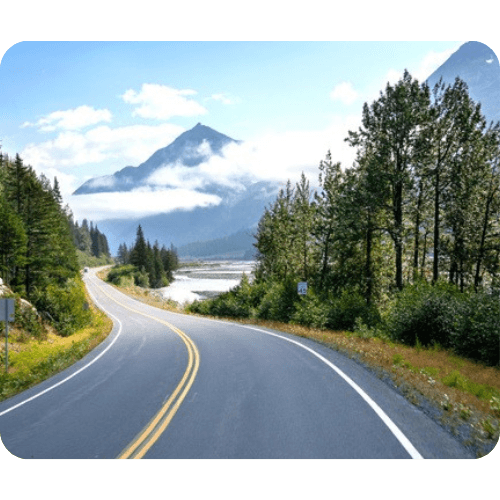 Carretera que atraviesa un paisaje de montaña